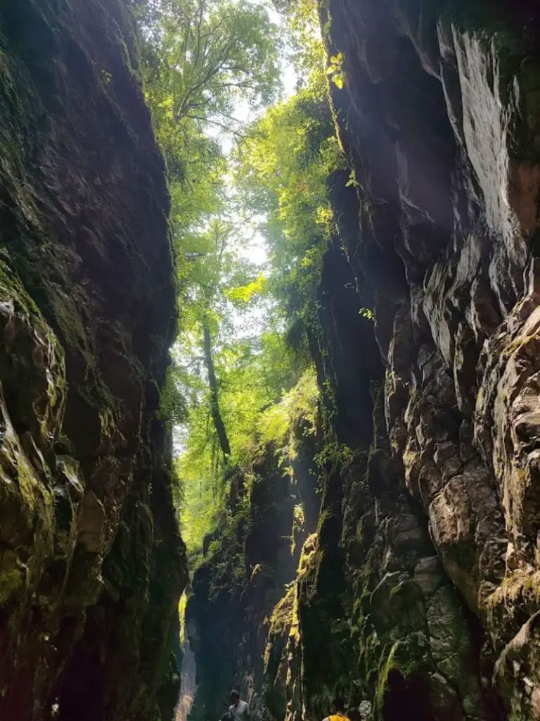 نمای از پایین تنگه