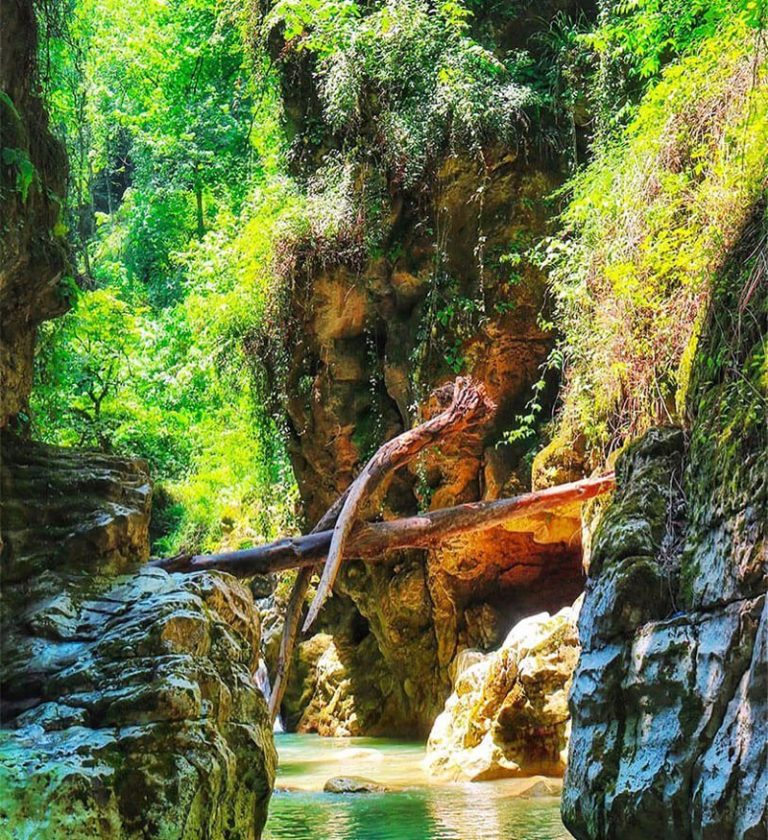 رودخانه پر عمق