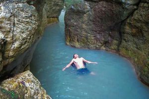 شنا کردن در جنگل تنگ دار