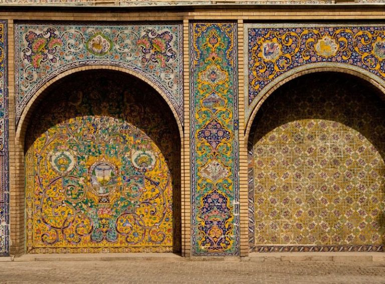 کاشی کاری دیوار ها