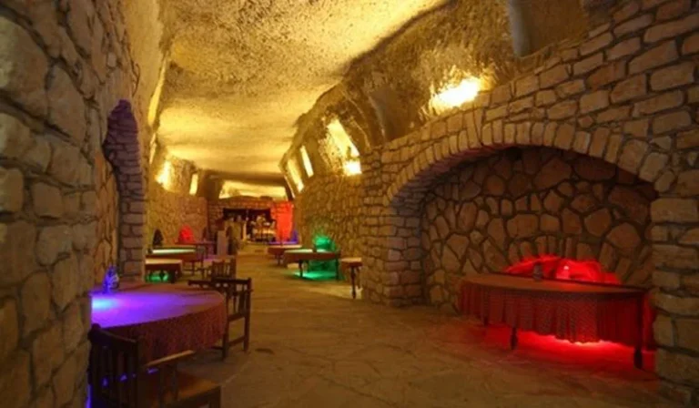 کافه و رستوران داخل کاریز