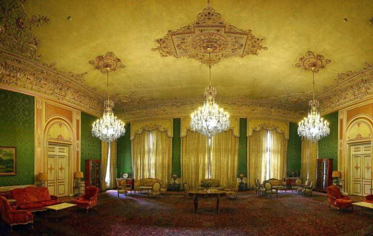 تالار پذیرایی قاجاری