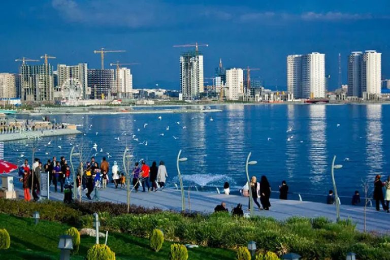 دریاچه از دور