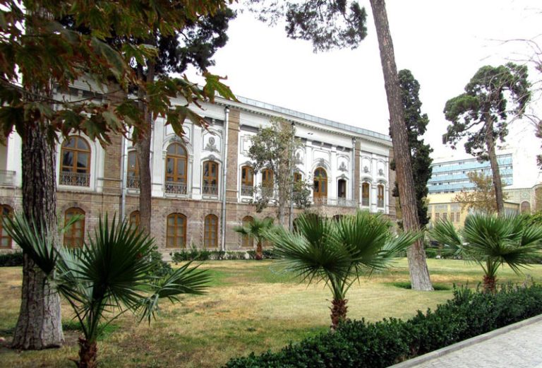 حیاط سر سبز اطراف