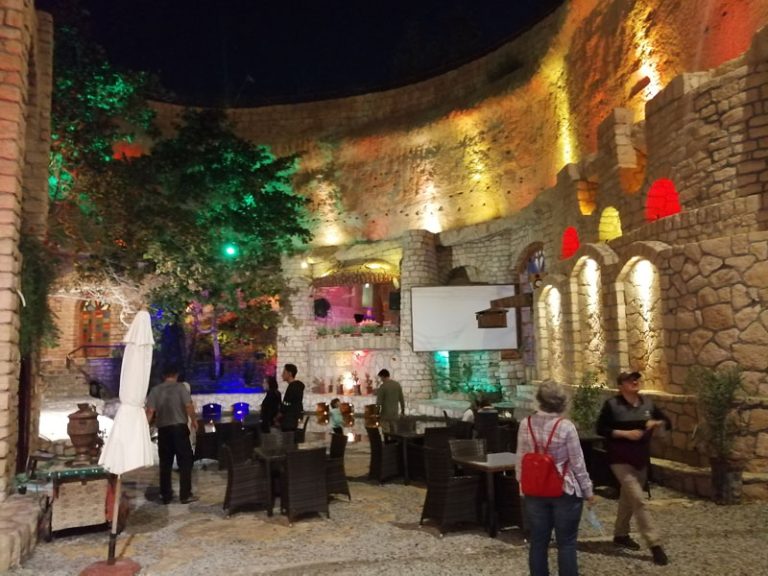 نمای شب کافه