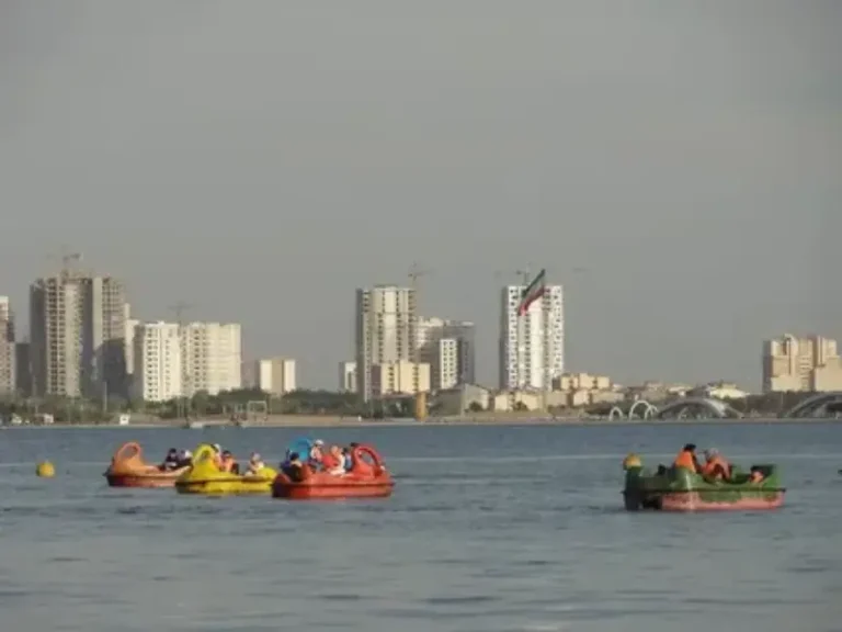 قایق سواری دریاچه