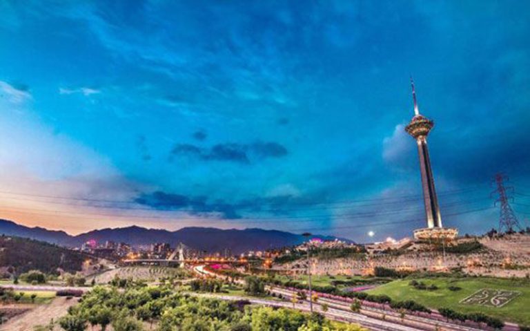 برج میلاد در شب