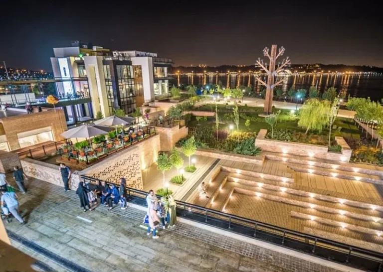 نمایی از بام لند در شب