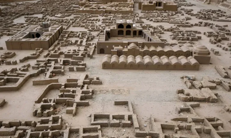 نمایی از ارگ بم در ایران کوچک