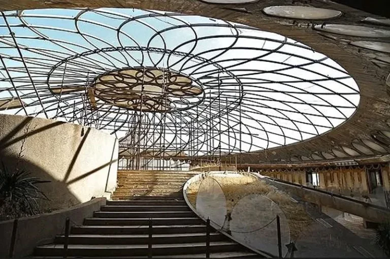 نمایی از سقف کاخ شمس