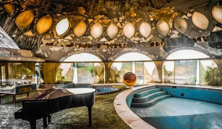 استخر و جکوزی کاخ شمس