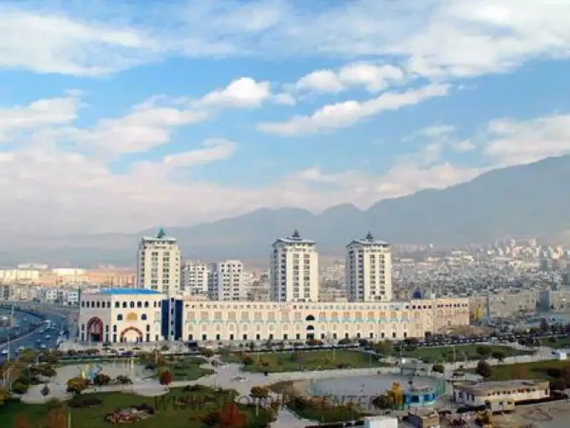 نمای کلی مرکز خرید مهستان