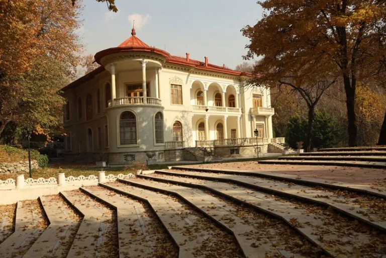 کاخ سعدآباد در پاییز