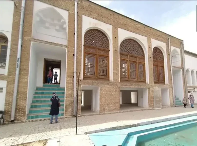 نمایی از بالکن و حوضچه کاخ سلیمانیه