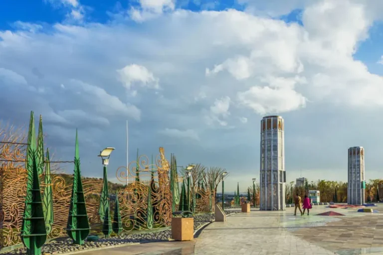 محوطه پیاده روی پارک آب و آتش