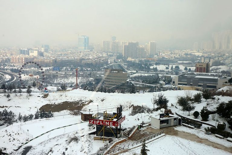 پل معلق در زمستان