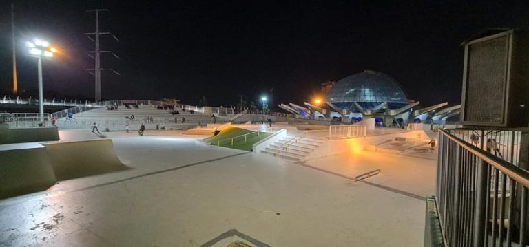 پیست اسکیت در شب