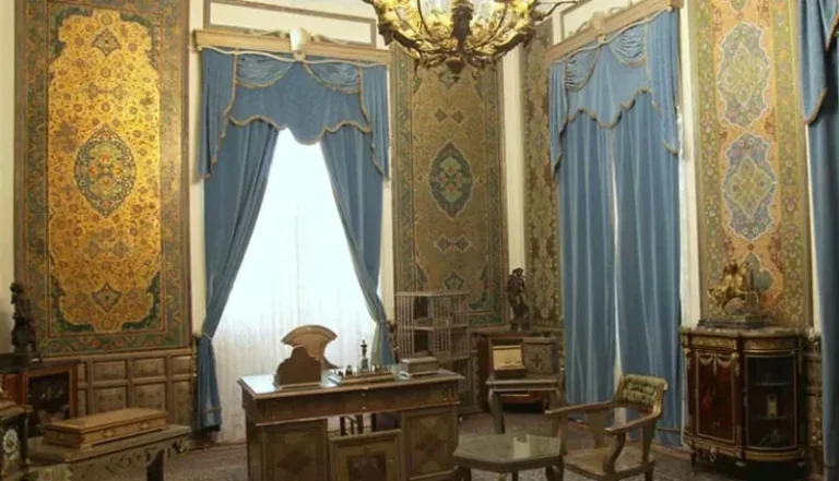 میزکار کاخ نیاوران