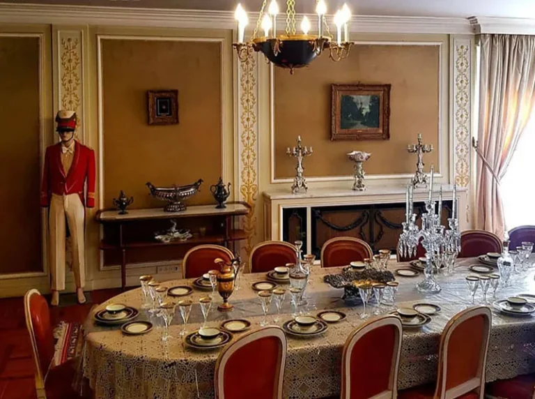 سالن غذاخوری کاخ نیاوران