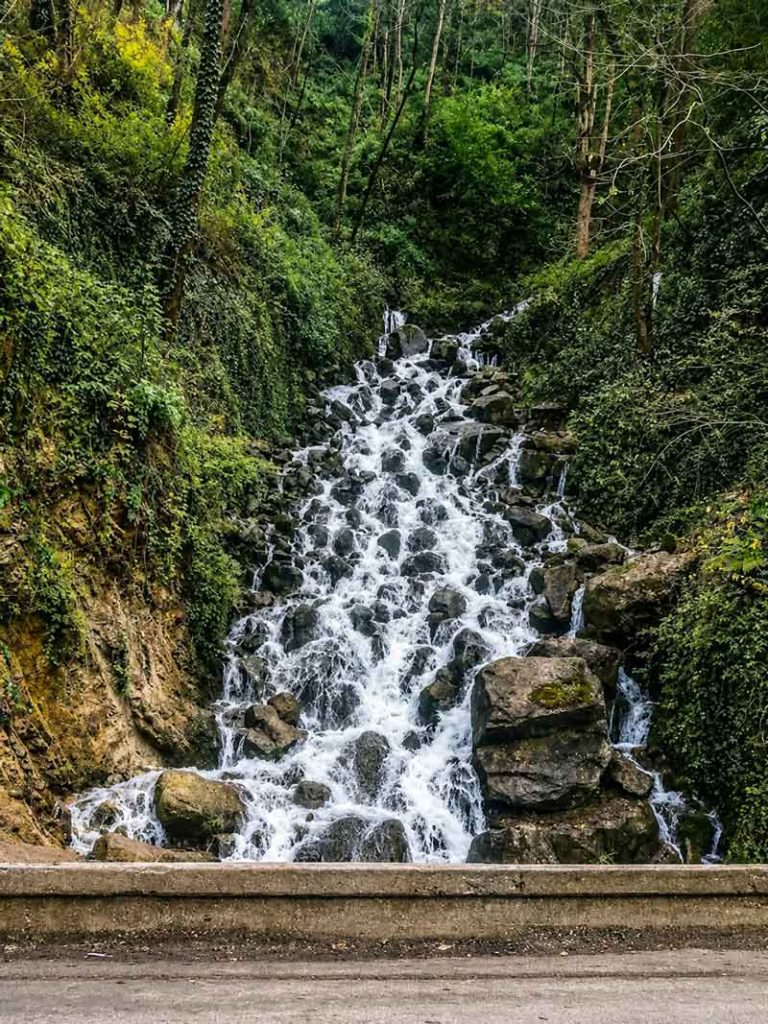 نمای ابشار از روبه رو