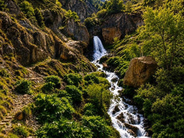 آبشار ده تنگه آهار در شمیرانات