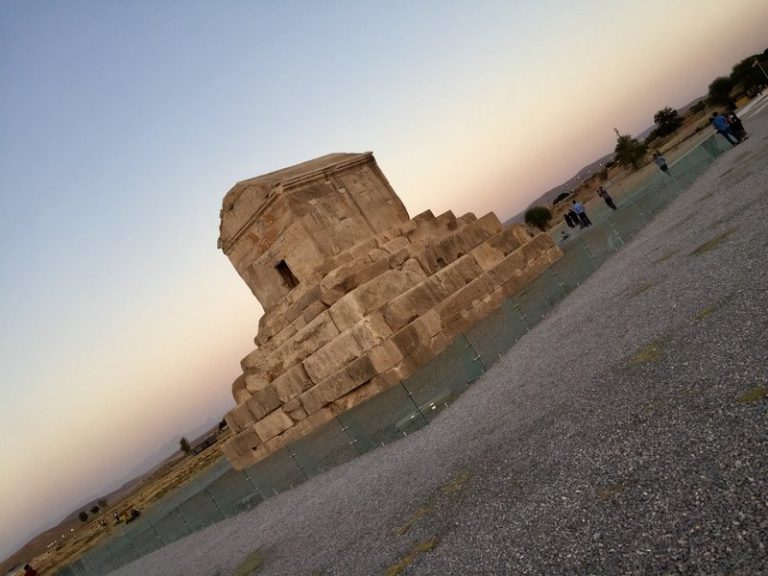 نمای متفاوت آرامگاه