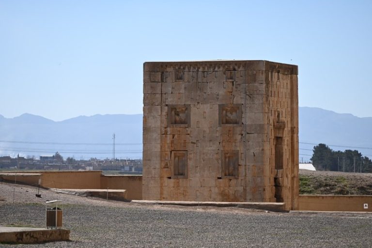 کعبه زرتشت تاریخی
