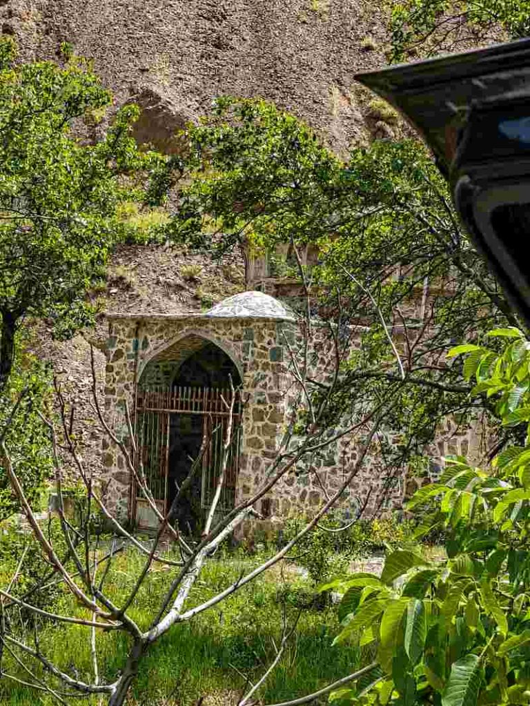 نمای سرسبز ورودی