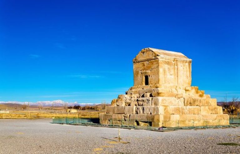 آرامگاه زیر آسمان