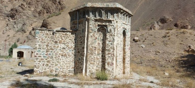 فضای آفتابی آرامگاه