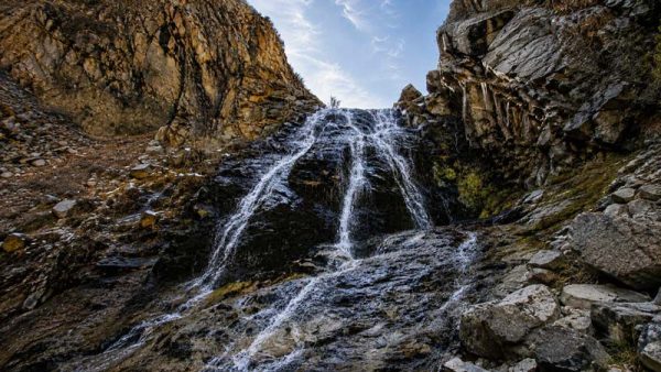 نمای نزدیک آبشار