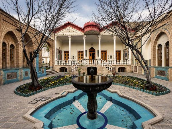 نمای حیاط کاخ