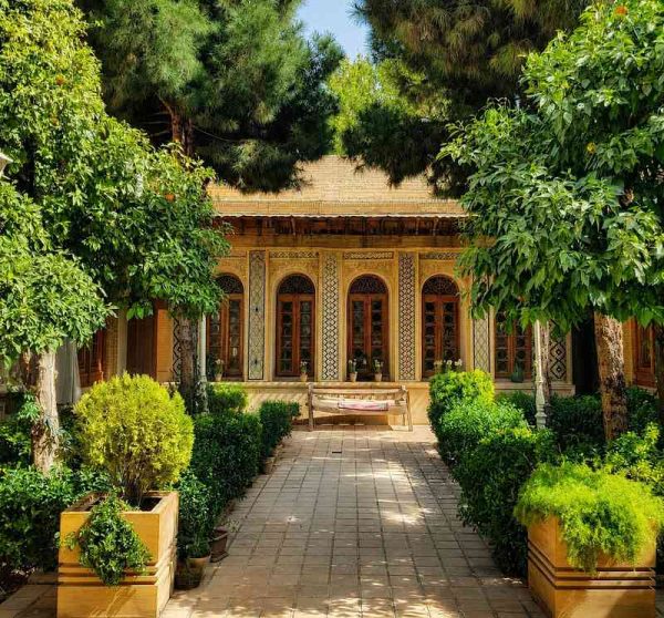 حیاط سرسبز موزه