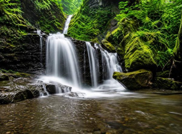 نمای زیبای آبشار