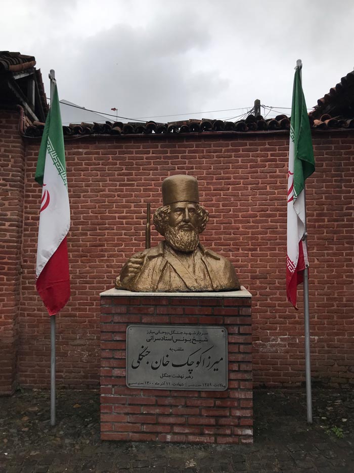 مجسمه میرزا