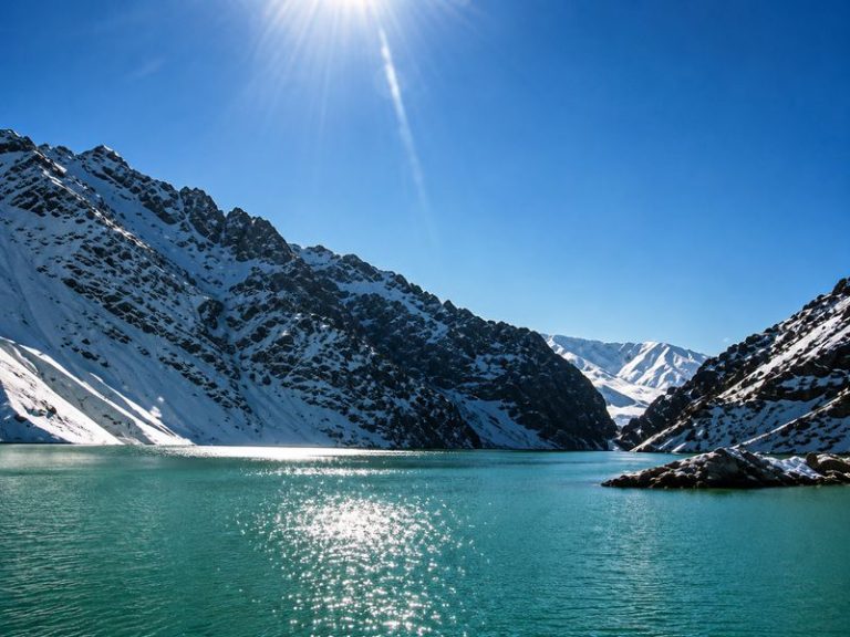 دریاچه زمستانی