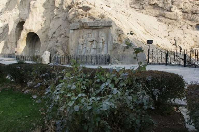 نمای کوهستانی از کعبه