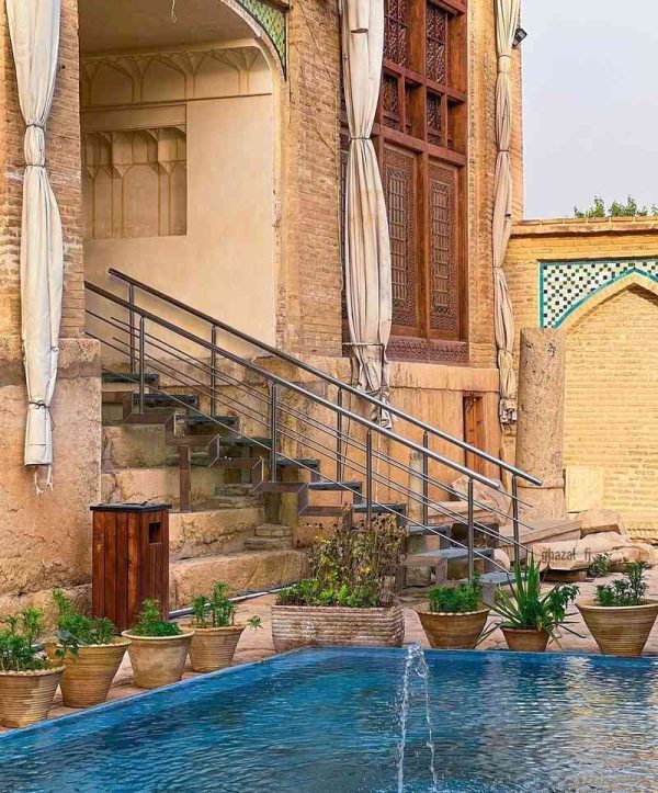 پلکان ورودی بنا
