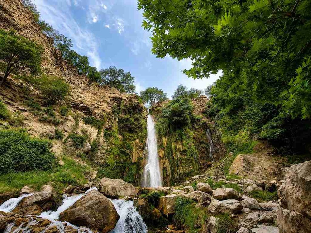 نمای دور ابشار