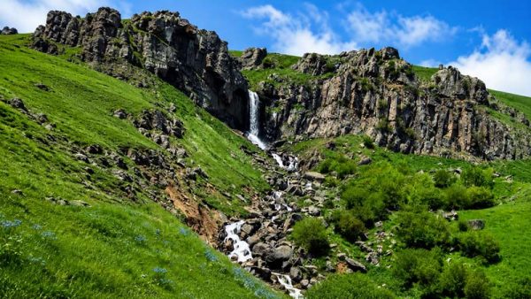 نمای دیگر ابشار از دور