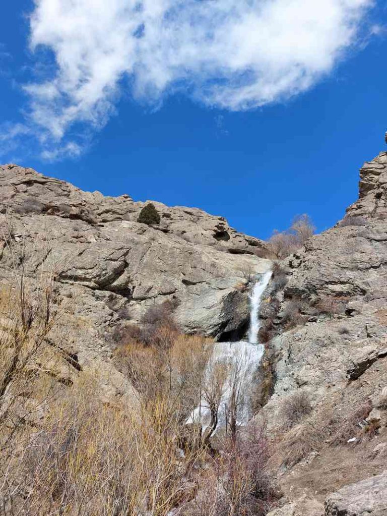 فضای کوهستانی آبشار
