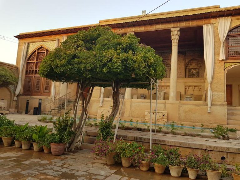 حیاط عمارت هفت‌تنان