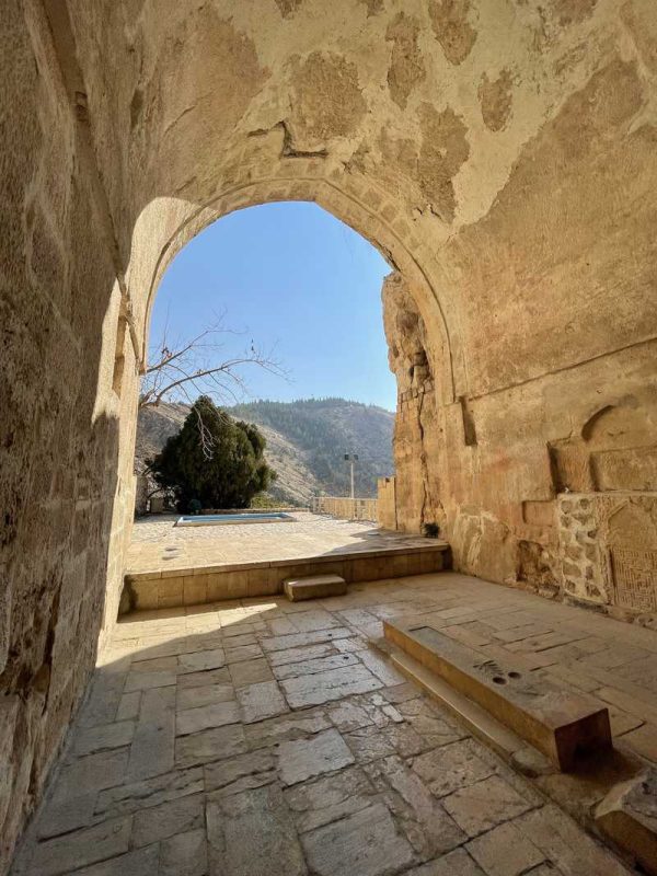 طاق سنگی آرامگاه