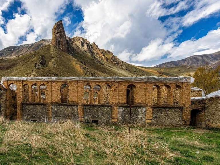 دیوار های آجری