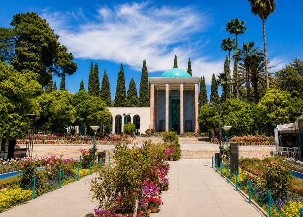 نمای دور آرامگاه