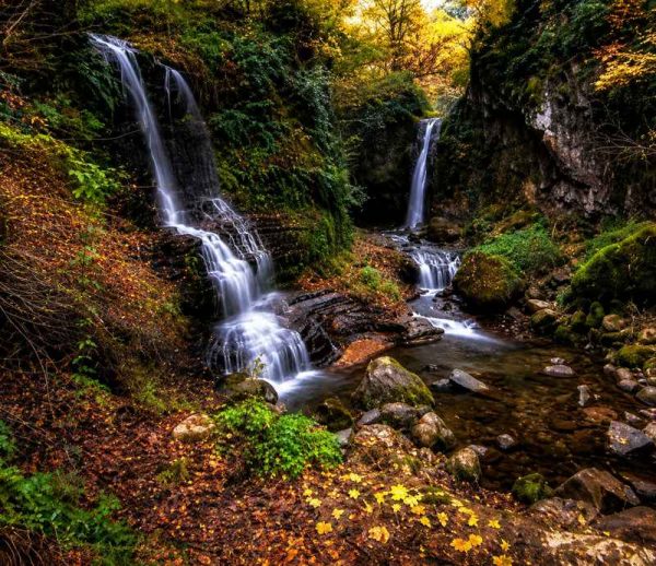 آبشار پاییزی