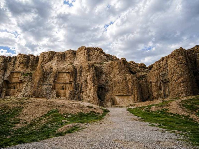 چشم‌انداز کوهستانی نقش رستم