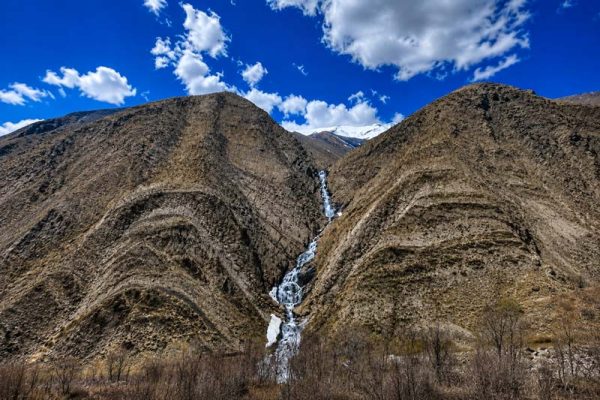 نمای دور آبشار