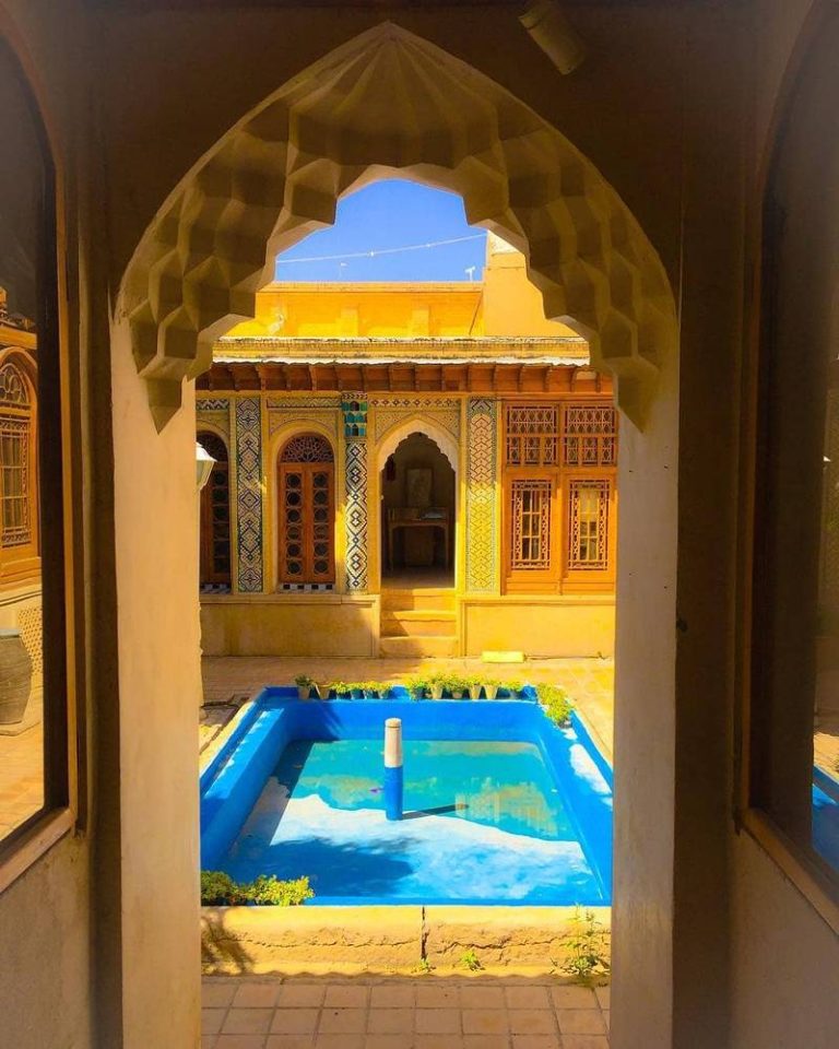 حوض فیروزه‌ای باغ