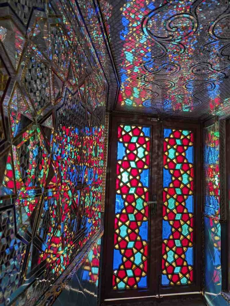 ارسی‌های رنگین مسجد